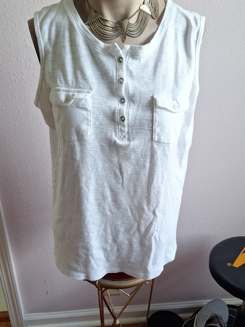 Liz Claiborne White Sleeveless Henley Tank with Chest Pockets